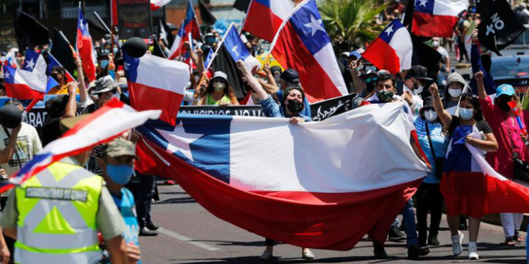 Cientos de personas marchan en Chile por la regulación del cannabis