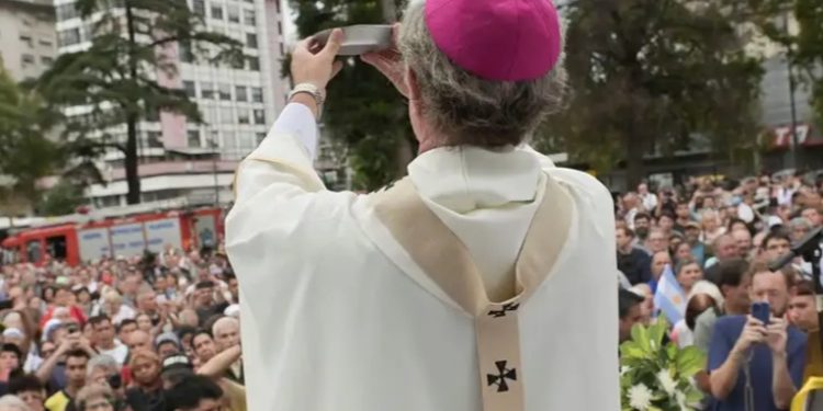 Cientos rezan por el papa Francisco en Argentina
