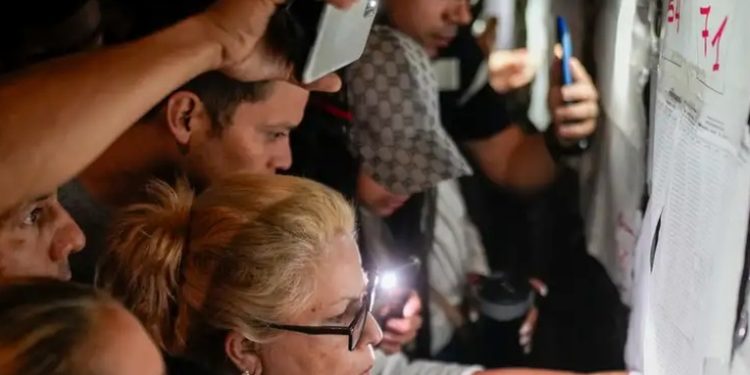 Cierran centros de votación e inicia escrutinio en Venezuela