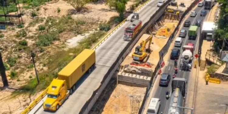 Cierran paso en el km 11.5 de carretera a El Salvador por instalación de nuevo puente