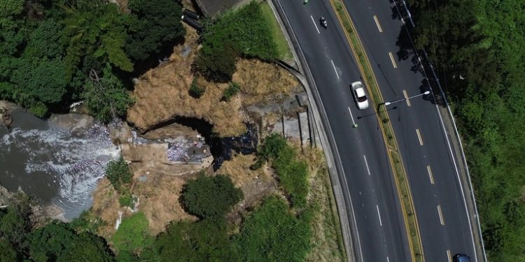 Cierres totales en Bulevar Lourdes por socavamiento