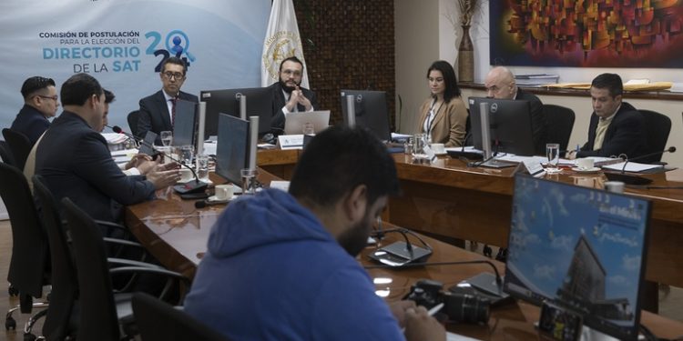 Cinco candidatos compiten por la titularidad de la SAT