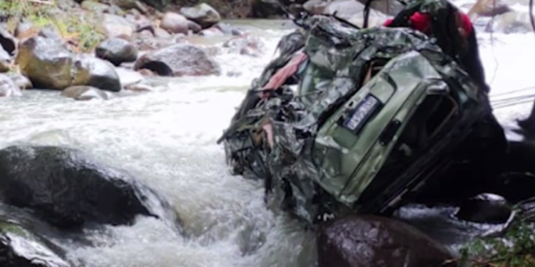 Cinco personas mueren luego que su vehí­culo fuera arrastrado por la correntada de un rí­o