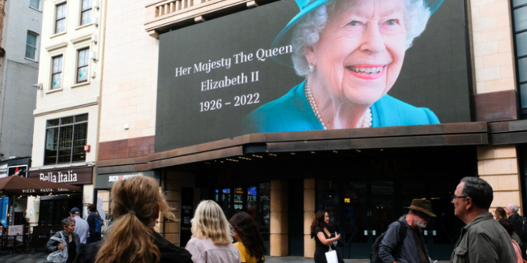 Cines británicos dejarán de vender dulces y palomitas durante la transmisión del funeral de Isabel II