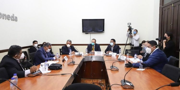 Citan a Amelia Flores a la comisión de Salud