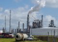 Ciudad en Texas emite una orden de quedarse en casa tras la liberación de sustancias químicas desde una refinería