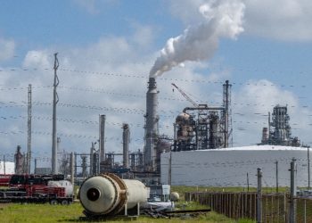 Ciudad en Texas emite una orden de quedarse en casa tras la liberación de sustancias químicas desde una refinería