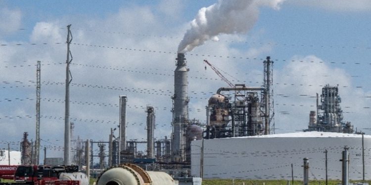Ciudad en Texas emite una orden de quedarse en casa tras la liberación de sustancias químicas desde una refinería