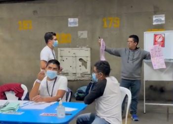 Ciudadano denuncia entrega de dos boletas en mesa 56 del centro de votación