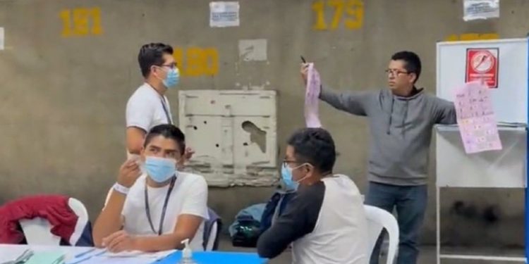 Ciudadano denuncia entrega de dos boletas en mesa 56 del centro de votación