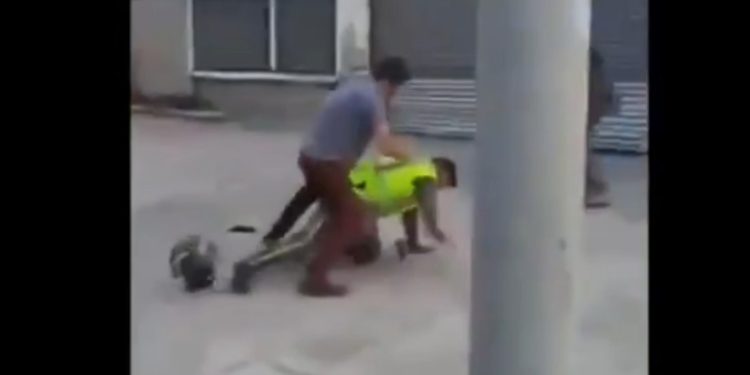 Ciudadanos agreden a agentes de la PMT en la ví­a pública