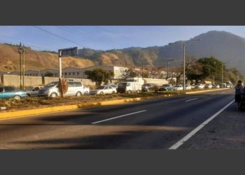 Ciudadanos bloquean calle en ruta al Pací­fico exigiendo agua potable