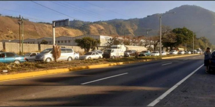 Ciudadanos bloquean calle en ruta al Pacífico exigiendo agua potable