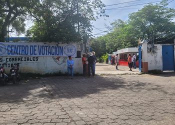 Ciudadanos del interior de la república acuden a las urnas para ejercer su derecho a votar