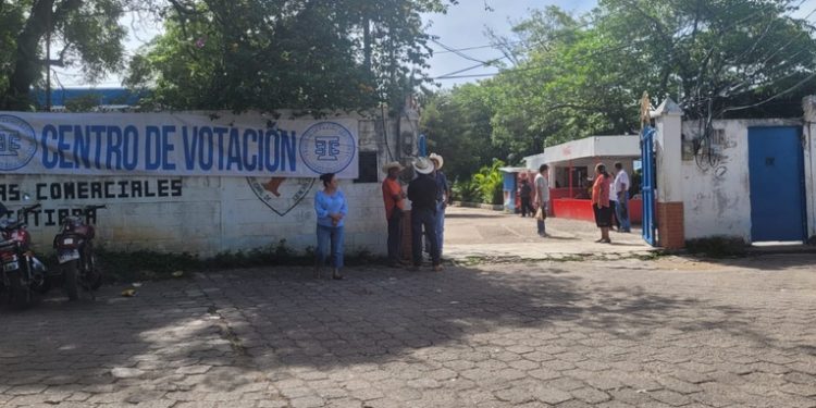 Ciudadanos del interior de la república acuden a las urnas para ejercer su derecho a votar