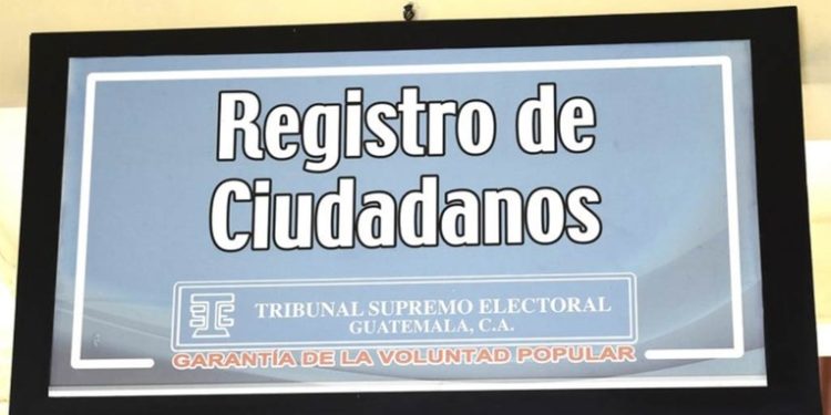Ciudadanos guatemaltecos presentaron una denuncia ante el MP en contra del registrador de ciudadanos