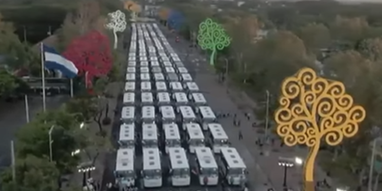 Ciudades nicaragí¼enses reciben autobuses de fabricación rusa