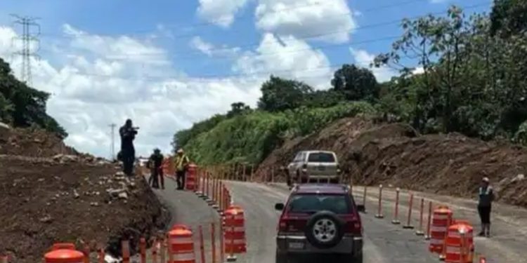 CIV habilita un carril en la autopista Palín-Escuintla tras el socavón, pero la reparación completa tomará 50 días más