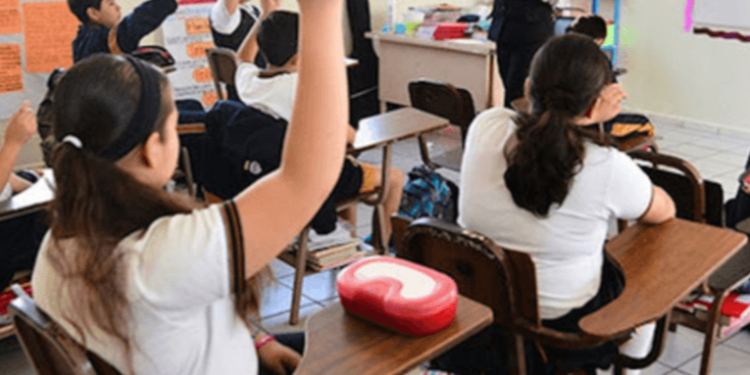 Clases en el sistema educativo continuarán de manera híbrida