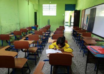 Clases presenciales siguen a la espera por falta de vacunas pediátricas