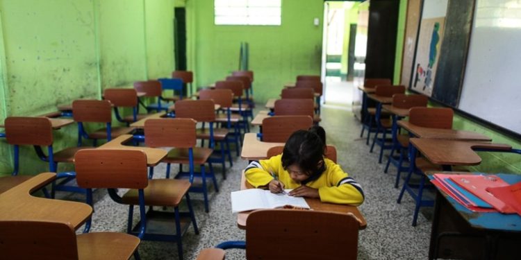 Clases presenciales siguen a la espera por falta de vacunas pediátricas
