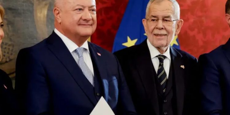 Coalición tripartita asume el poder en Austria
