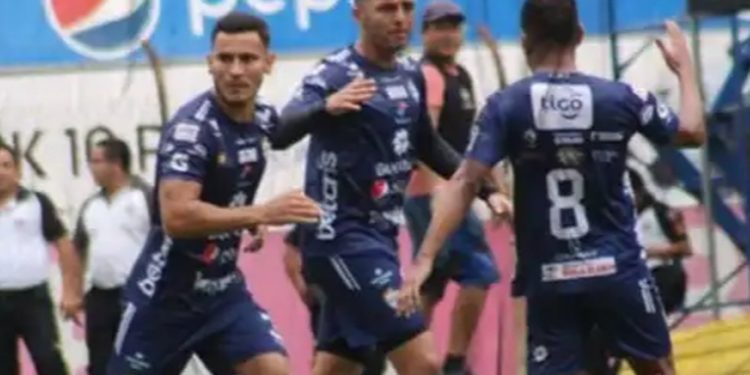 Cobán Imperial mantiene el liderato