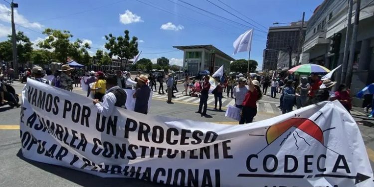 CODECA realiza bloqueos en carreteras exigiendo renuncias en el gobierno