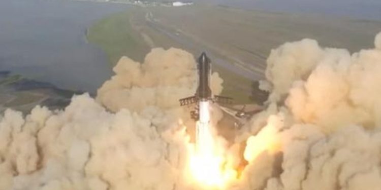 Cohete de Space X explota durante primer vuelo de prueba