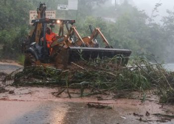 Colapsa acceso a puente de Guatemala en ruta a El Salvador