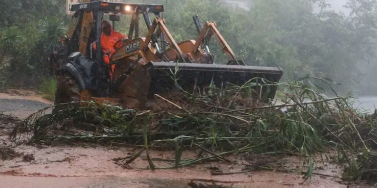 Colapsa acceso a puente de Guatemala en ruta a El Salvador