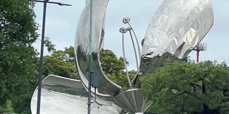 Colapsa en Buenos Aires la icónica escultura Floralis Genérica a causa del temporal