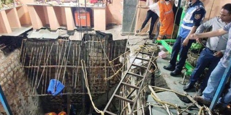 Colapso del piso en un templo en India causa 35 muertos