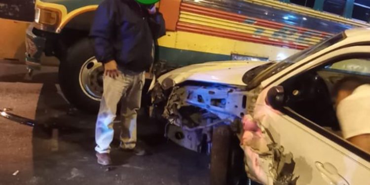 Reportan colisión de seis vehí­culos en la calzada Roosevelt