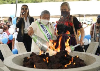 Colocan pebetero con el fuego patrio frente al edificio de la comuna capitalina