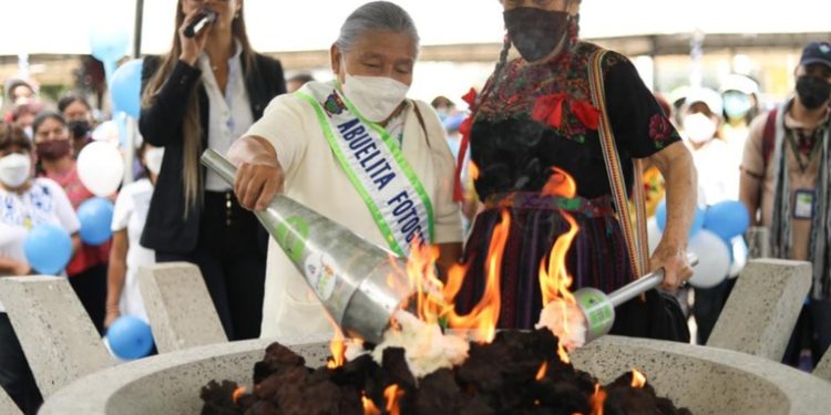 Colocan pebetero con el fuego patrio frente al edificio de la comuna capitalina