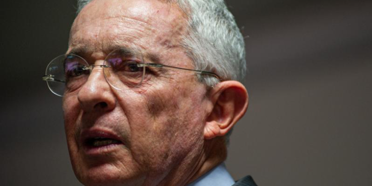 Colombia allana camino para enjuiciar al expresidente Uribe