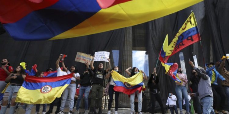 Colombia conmemora su independencia bajo fuerte presencia policial
