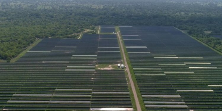 Colombia inaugura su mayor planta de energía solar