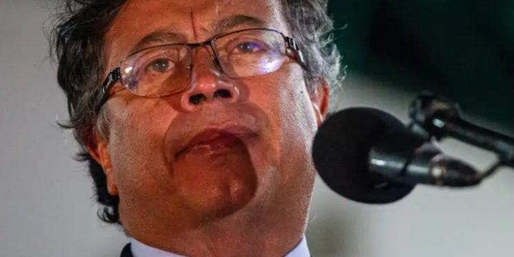 Colombia: Petro destituye al comandante del Ejército