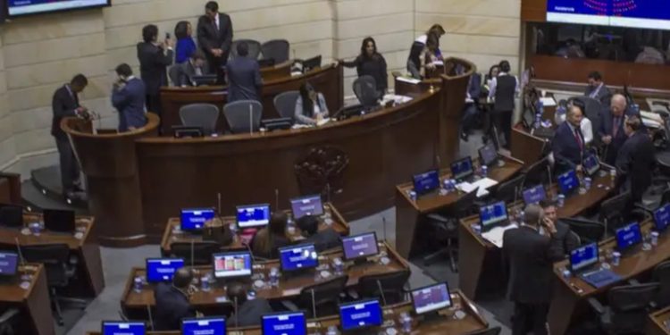 Colombia: renuncia jefe de inteligencia ligado a corrupción