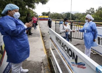 Colombia sorprende reabriendo su frontera