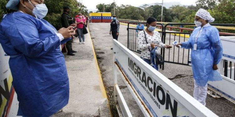 Colombia sorprende reabriendo su frontera