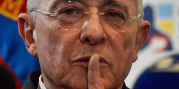 Colombia: Uribe a juicio penal por soborno a testigos