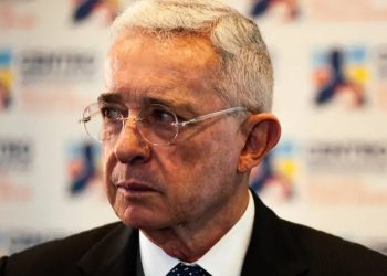 Colombia: Uribe se presenta ante jueza y reclama inocencia