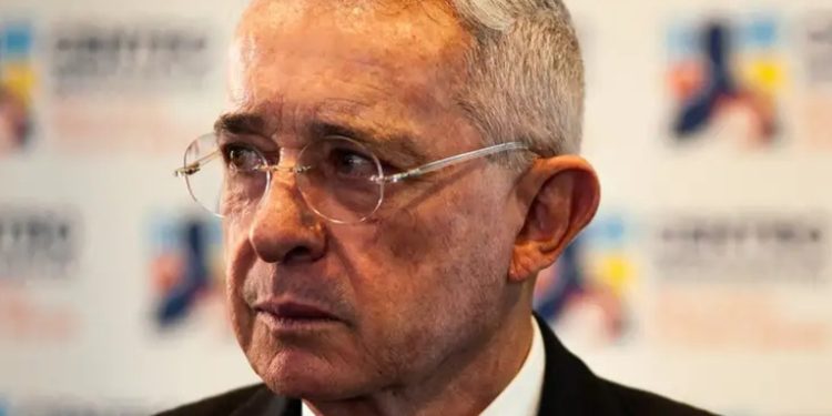 Colombia: Uribe se presenta ante jueza y reclama inocencia
