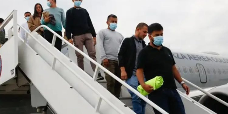 Colombianos deportados por EE.UU. llegan a Bogotá