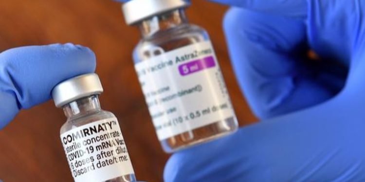 Combinar vacunas contra el SARS-CoV-2 mejora su eficacia, según estudios