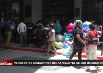 Comerciantes ambulantes de los alrededores del Aeropuerto la Aurora permanecen en su lugar a pesar de anuncio de desalojo