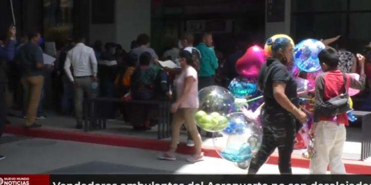 Comerciantes ambulantes de los alrededores del Aeropuerto la Aurora permanecen en su lugar a pesar de anuncio de desalojo